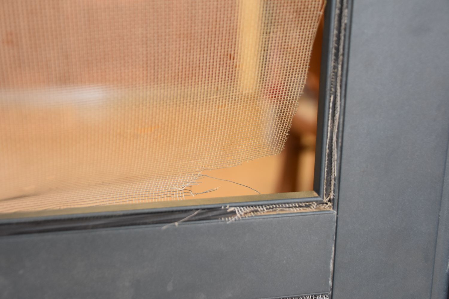 Comment réparer une moustiquaire de fenêtre dans un cadre métallique